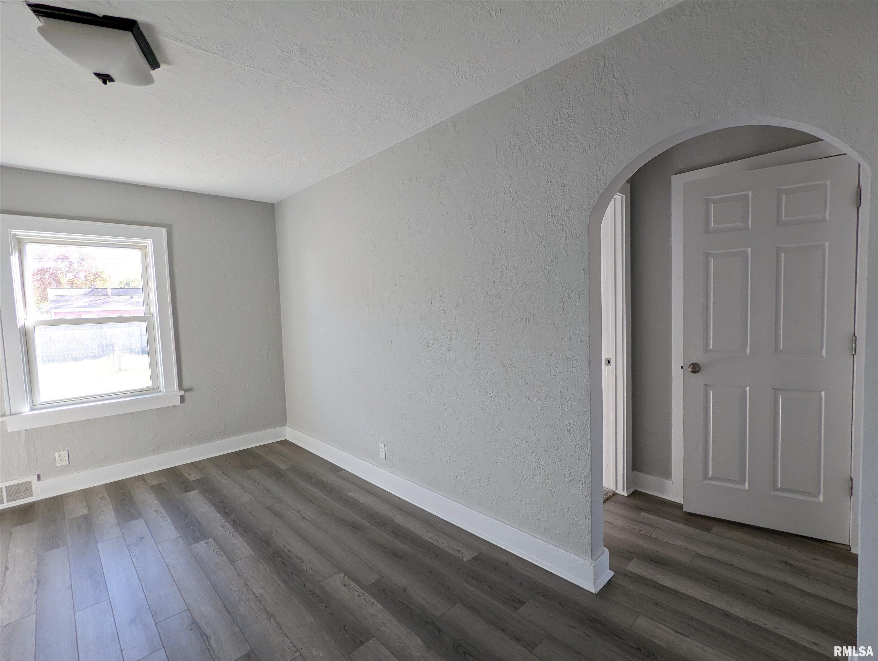352 Albert Street Creve Coeur, IL 61610 - Photo 8 of 47