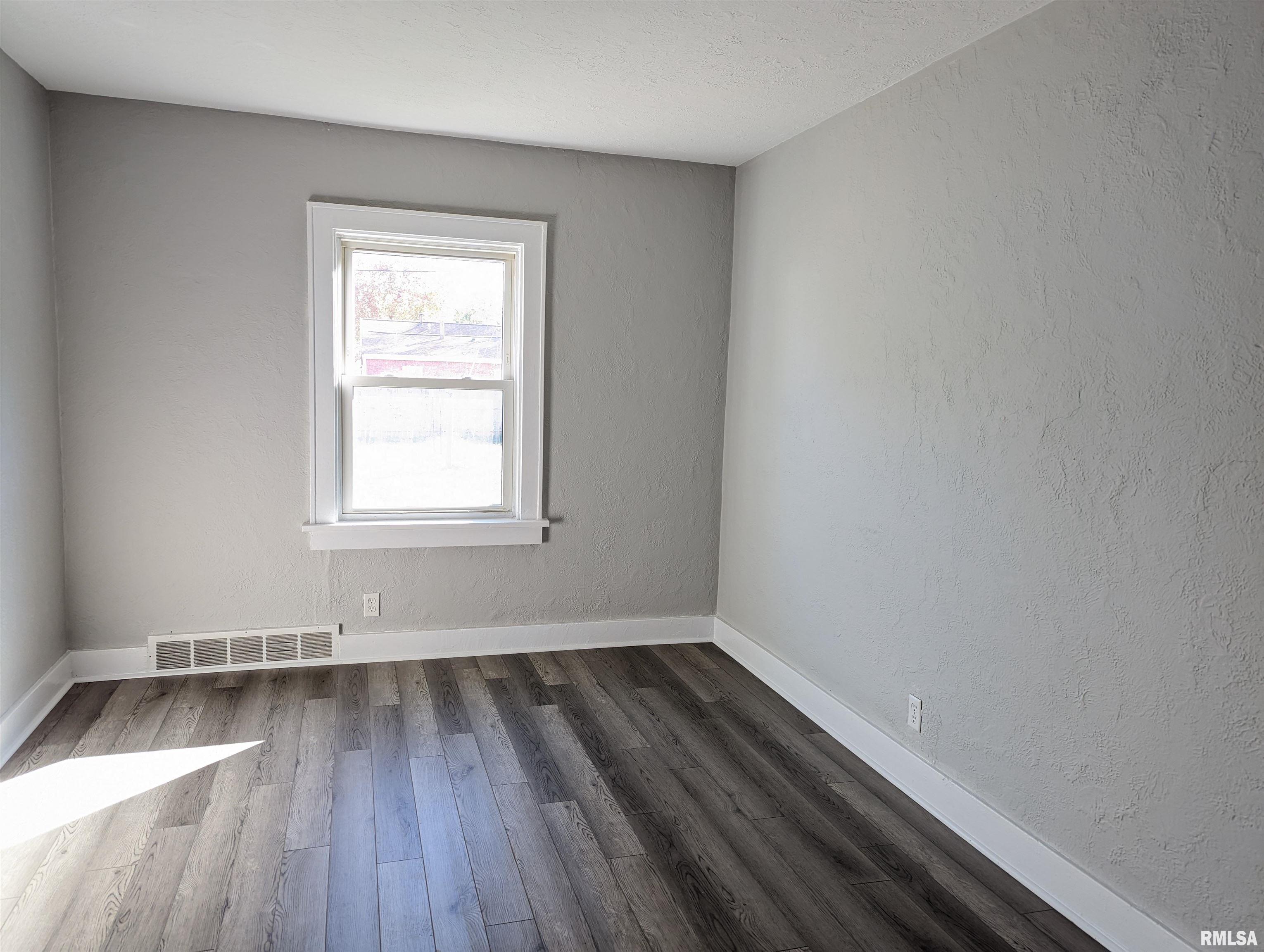 352 Albert Street Creve Coeur, IL 61610 - Photo 9 of 47