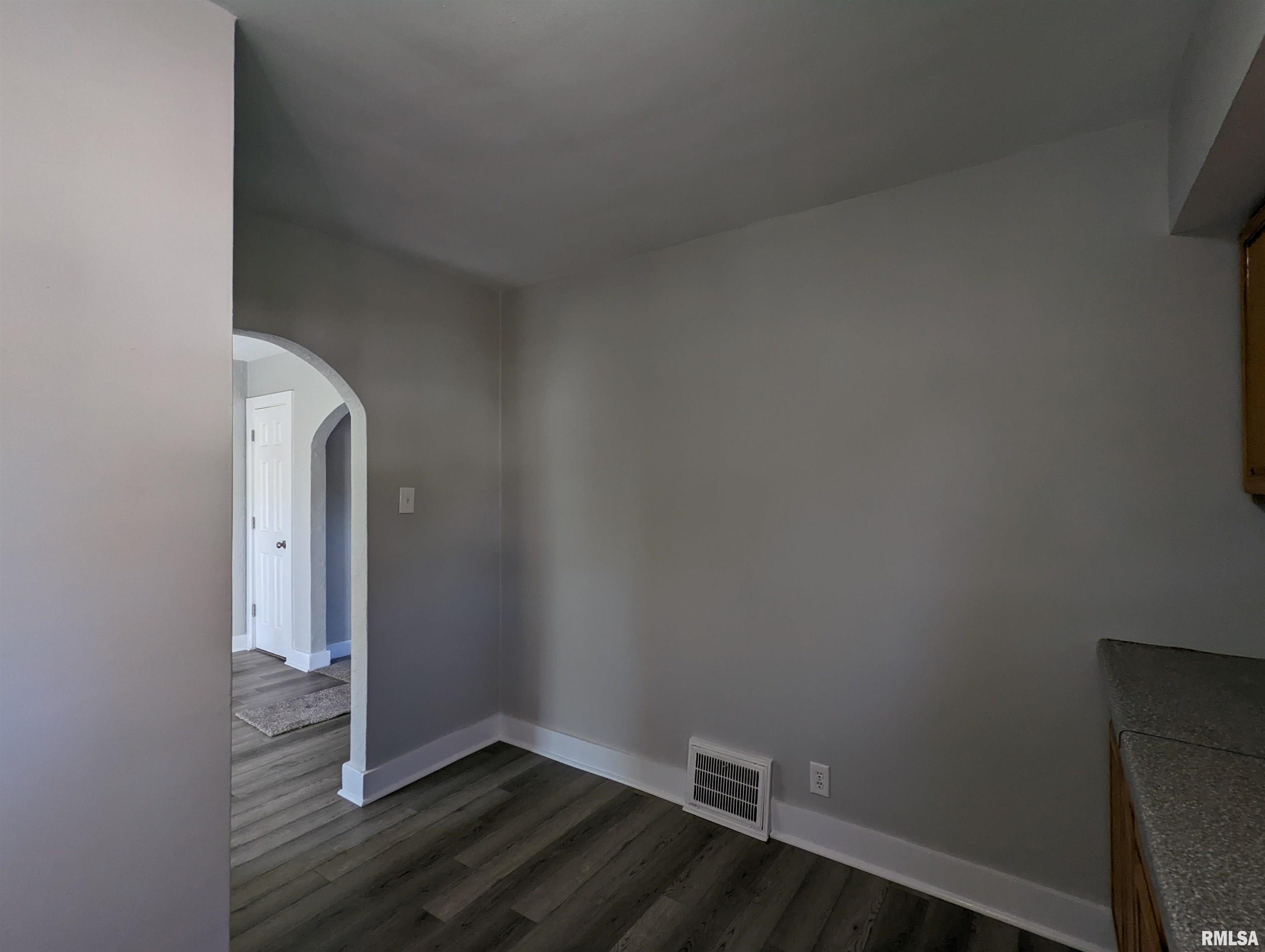 352 Albert Street Creve Coeur, IL 61610 - Photo 10 of 47
