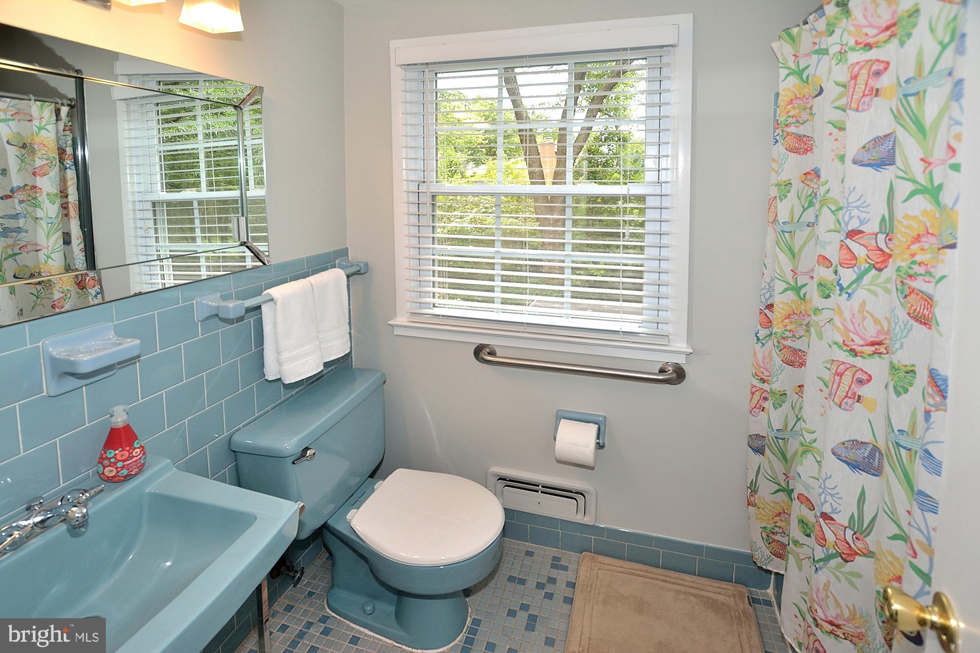 2507 Culpeper Road Alexandria, VA 22308 - Photo 32 of 40 Upper full bath