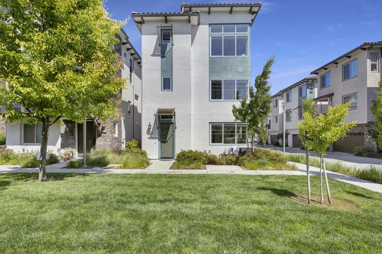 3079 Manuel Loop San Jose, CA 95136 - Photo 3 of 64 a backyard of a house with seating space