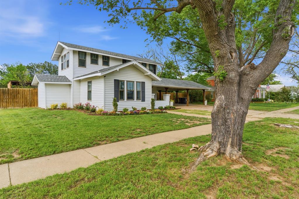 909 3rd Street Graham, TX 76450 - Photo 1 of 33