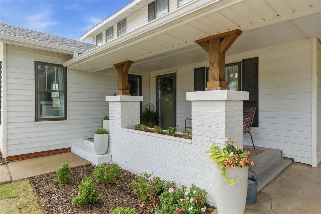 909 3rd Street Graham, TX 76450 - Photo 5 of 33