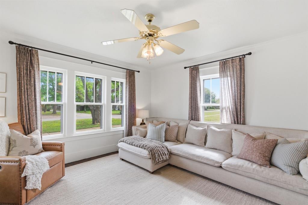 909 3rd Street Graham, TX 76450 - Photo 6 of 33