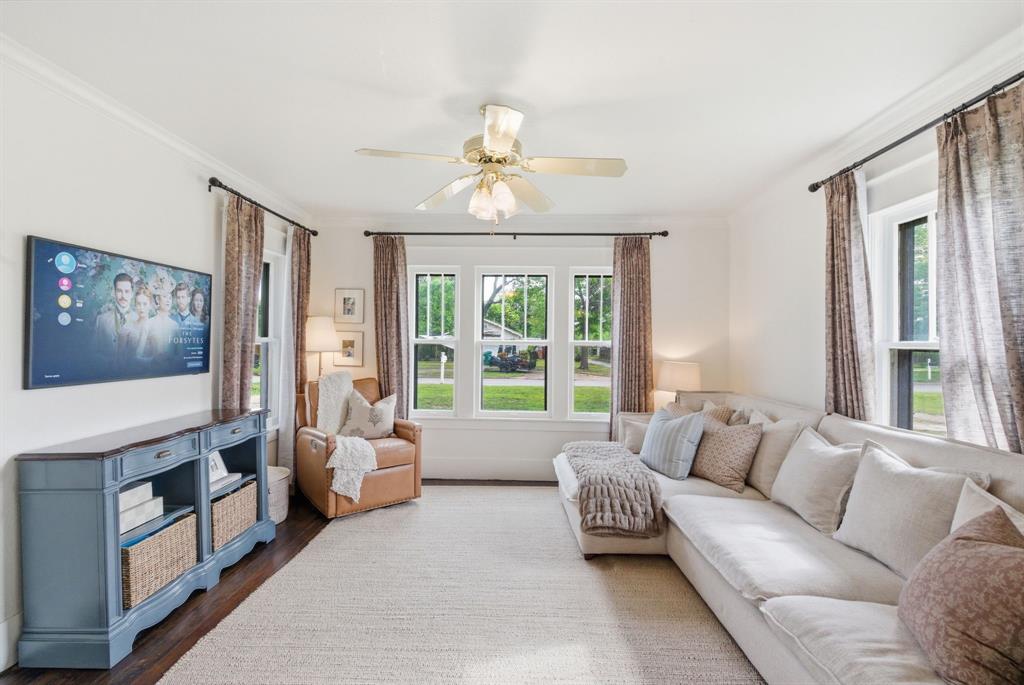 909 3rd Street Graham, TX 76450 - Photo 7 of 33