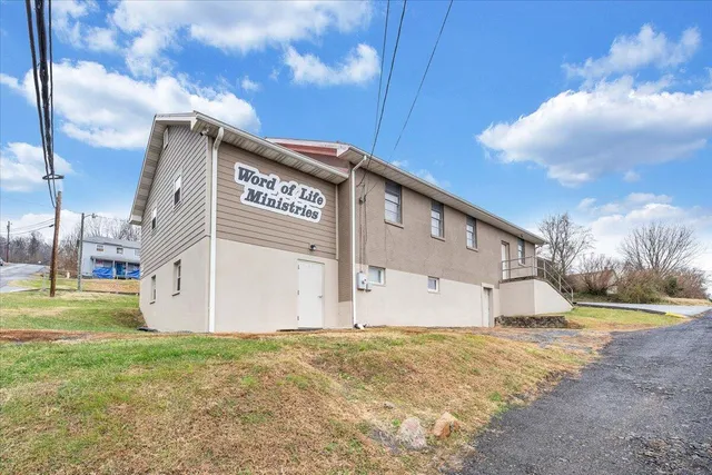 a view of a house with backyard and sitting area