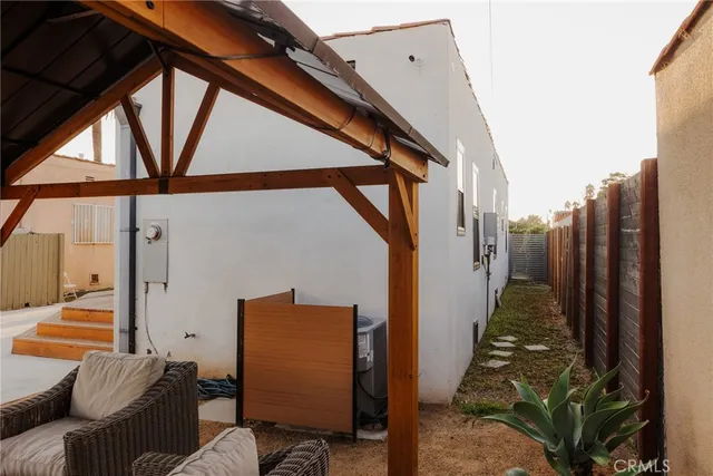 a view of a house with backyard