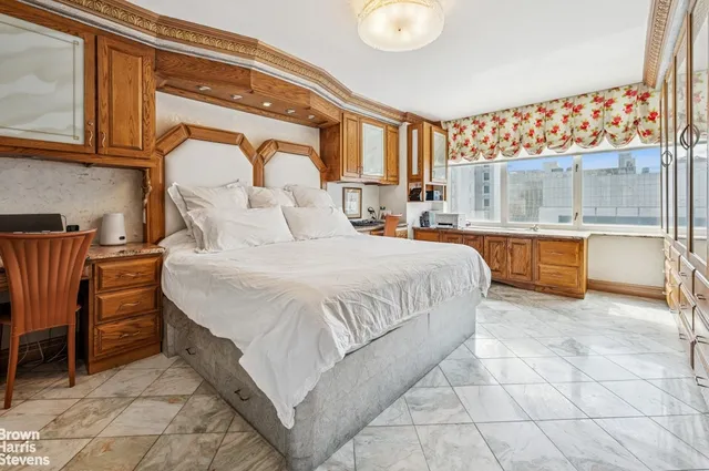 $2,450,000 | 422 East 72nd Street, Unit 28D | Lenox Hill