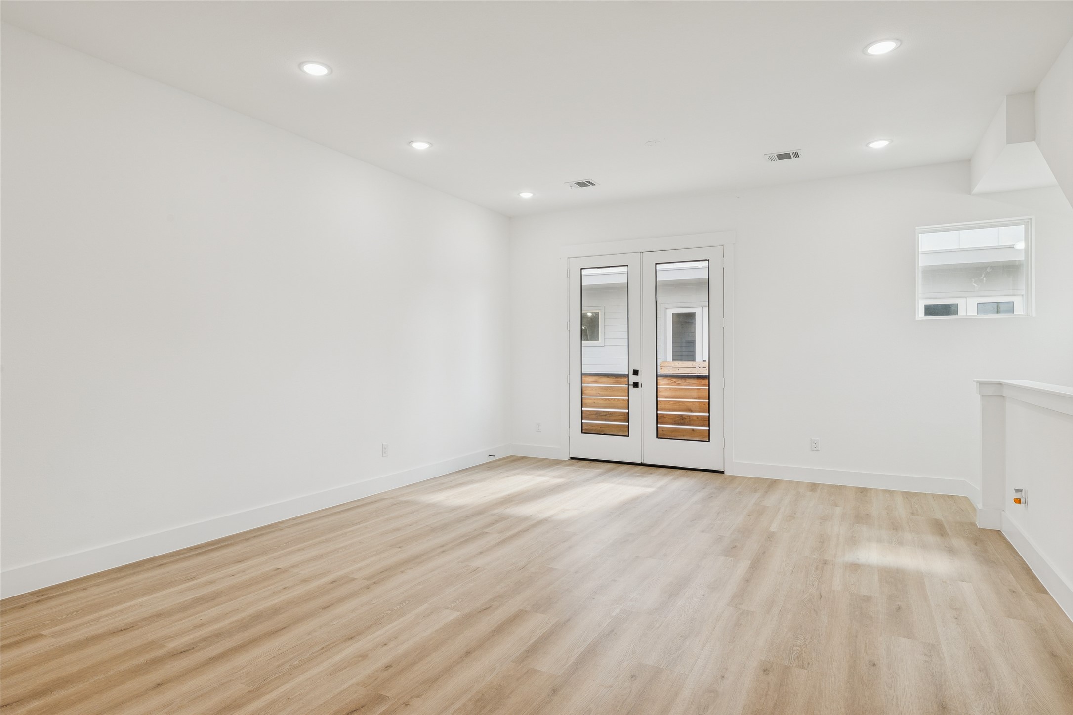113 Milby Street, Unit B Houston, TX 77003 - Photo 11 of 20 Open Floor Leaving Spaces