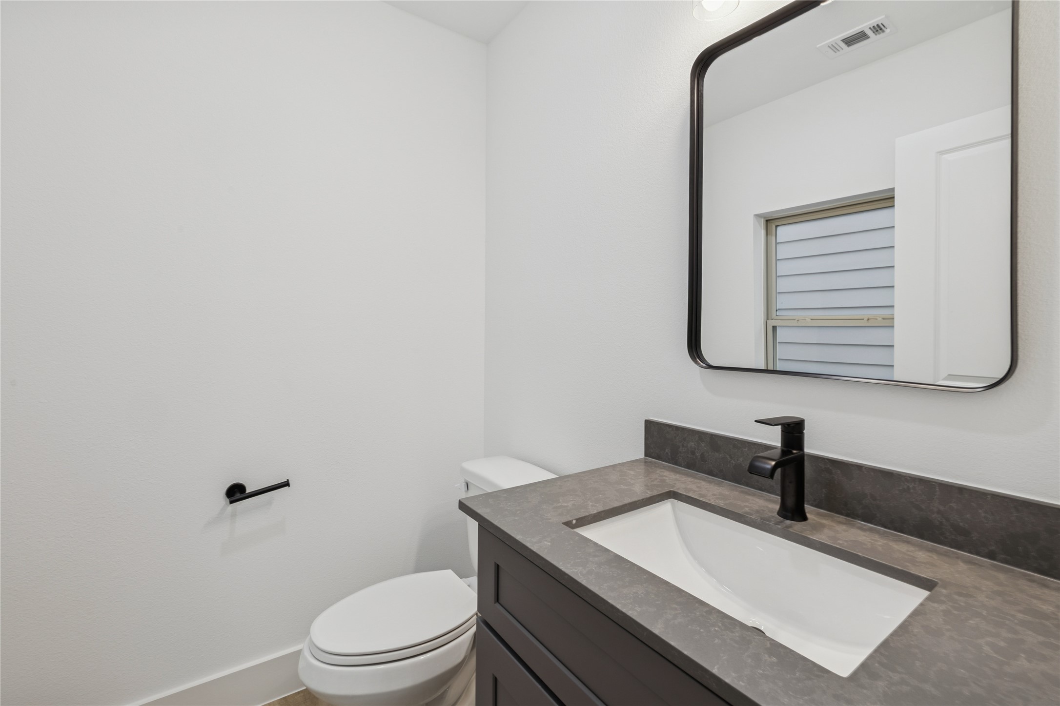 113 Milby Street, Unit B Houston, TX 77003 - Photo 13 of 20 Half bath