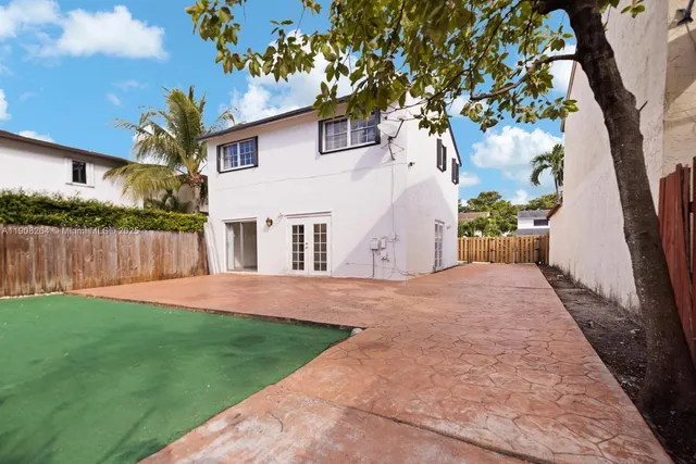 a view of back yard of the house