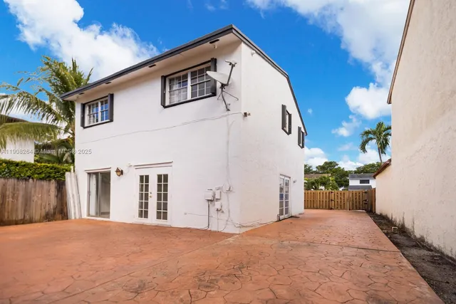 a view of a house with a backyard