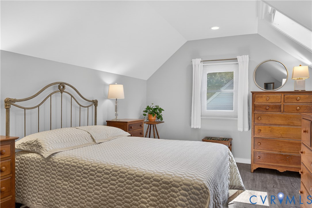 1220 Santa Anna Road Henrico, VA 23229 - Photo 19 of 30 Spacious primary BR with skylight