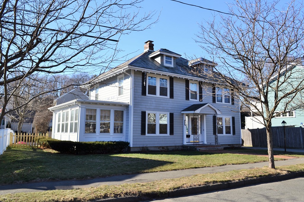 29 Station Road Salem, MA 01970 - Photo 1 of 24 a front view of a house with garden