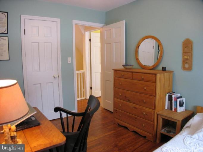 605 Deepdene Road Baltimore, MD 21210 - Photo 23 of 30 a room with furniture and a mirror