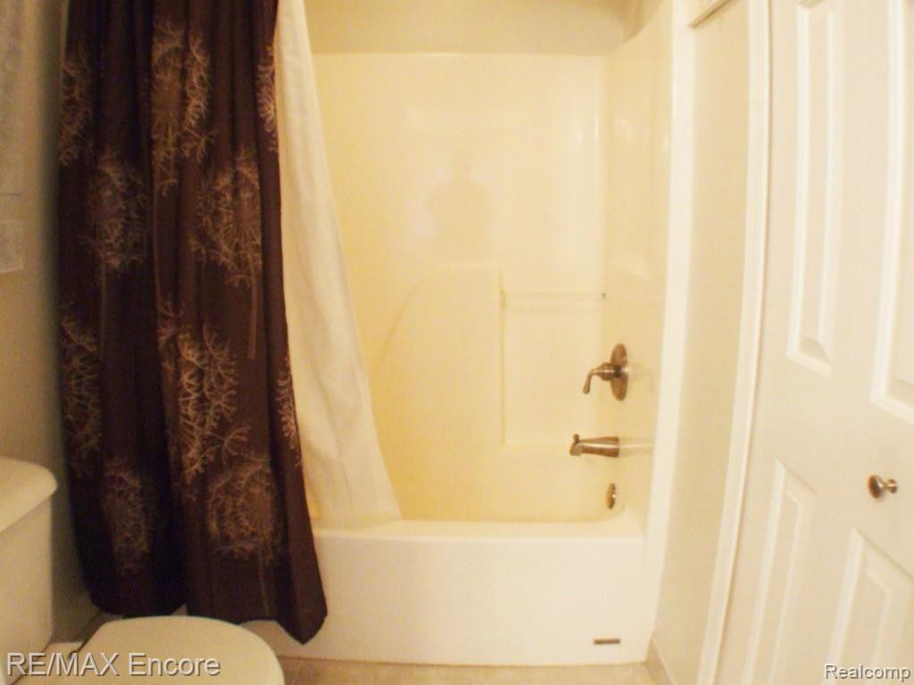 5458 Ridge Trail North Clarkston, MI 48348 - Photo 21 of 35 MASTER SHOWER AND LINEN CLOSET