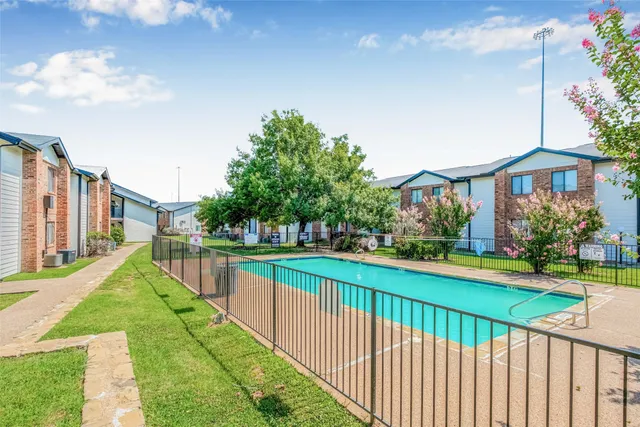 $1,100 | 4600 West Pioneer Drive, Unit 418, Irving, TX 75061