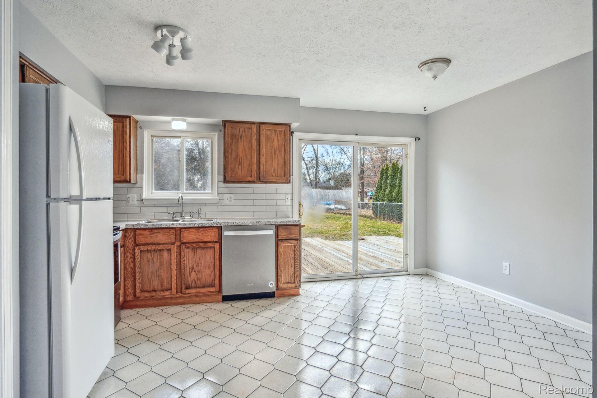 2924 Harding Street Pinckney, MI 48169 - Photo 8 of 29 Gallery Image 8