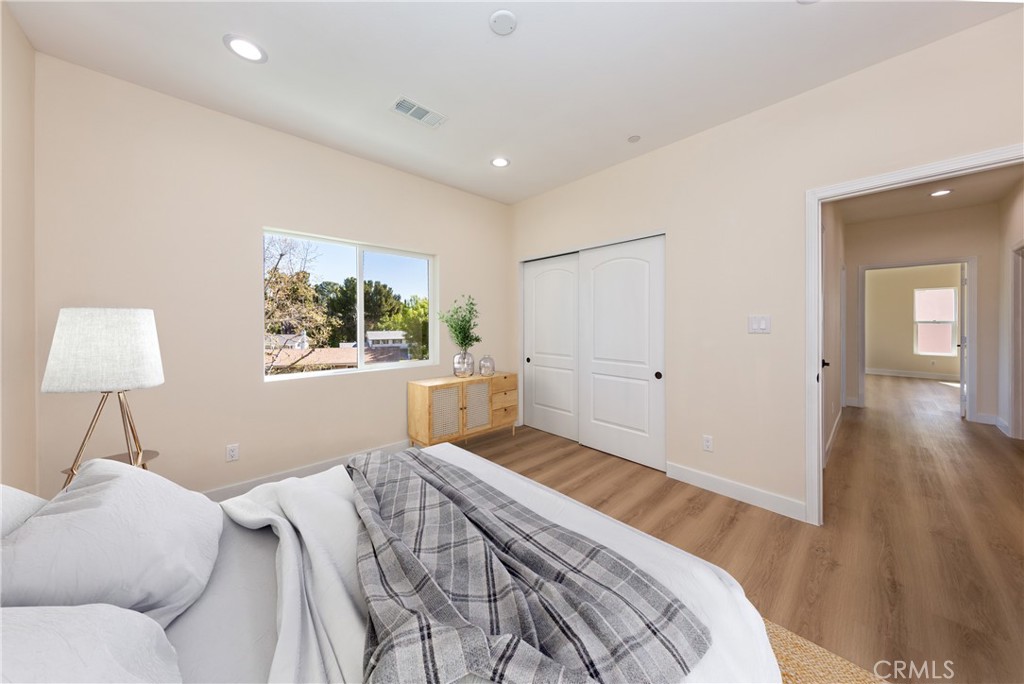 26210 Larkhaven Place Newhall, CA 91321 - Photo 19 of 29 a bedroom with a bed and a lamp