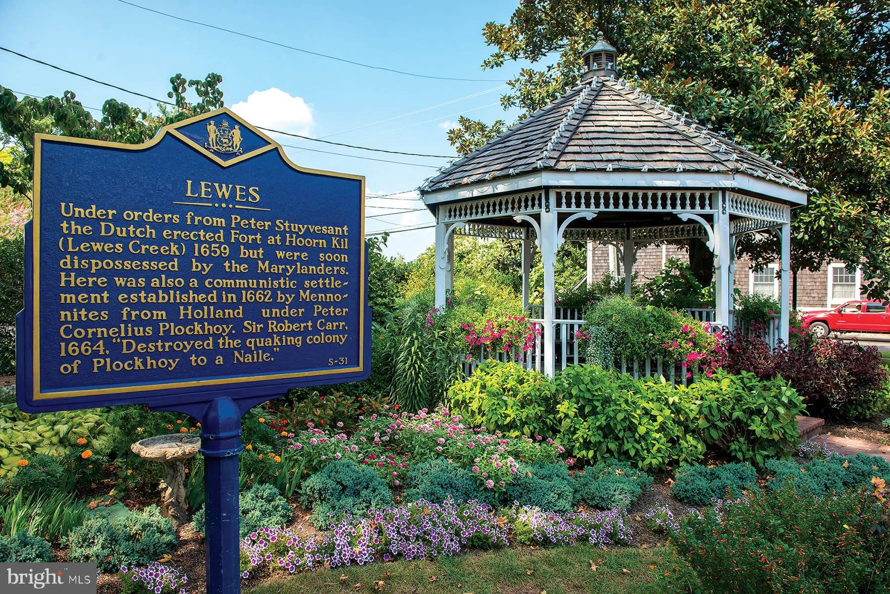 21 North Filly Lane Edmond, OK 73034 - Photo 6 of 6 a front view of a house with garden