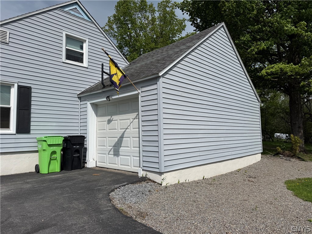 52 Beechwood Road New Hartford, NY 13413 - Photo 2 of 22 One car attached garage