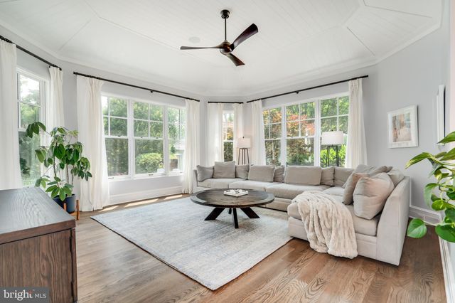 a view of livingroom with furniture and storage