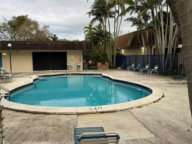 $2,000 | 15385 South Dixie Highway, Unit 13, Palmetto Bay, FL 33157