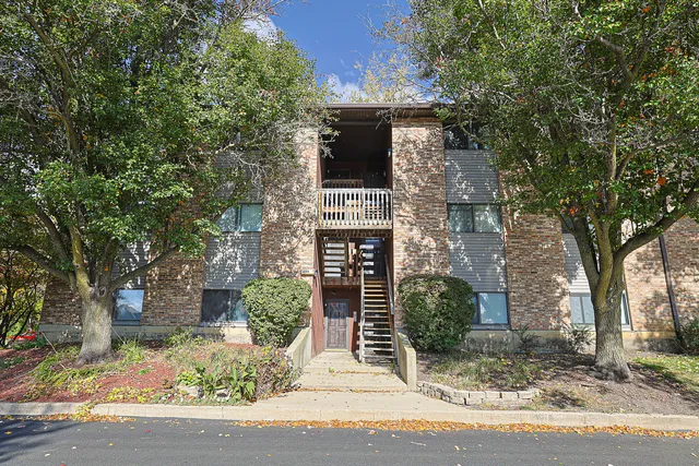 $199,900 | 2366 South Street, Unit D, Elgin, IL 60123