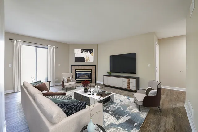 $199,900 | 2366 South Street, Unit D, Elgin, IL 60123