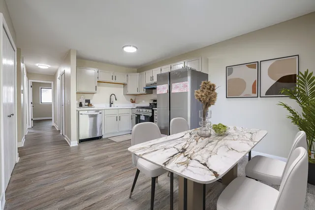 $199,900 | 2366 South Street, Unit D, Elgin, IL 60123