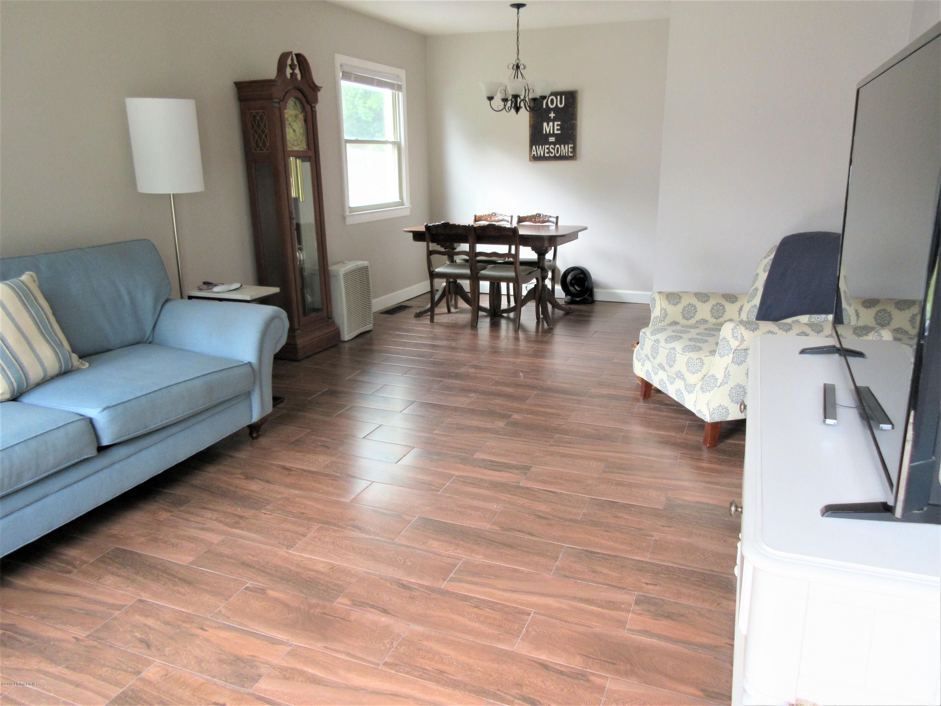 livingroom and diningroom w/new flooring