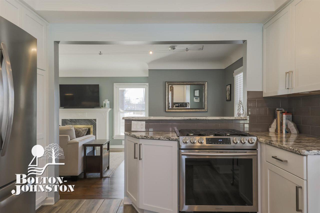 1870 Newcastle Road Grosse Pointe, MI 48236 - Photo 11 of 25 50030114-10.JPG