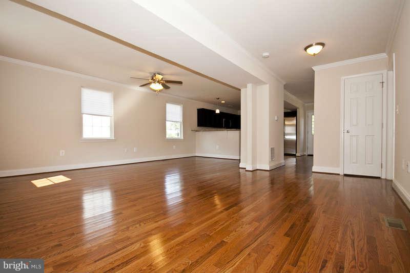 7518 Riddle Avenue Baltimore, MD 21224 - Photo 4 of 30 Living Room