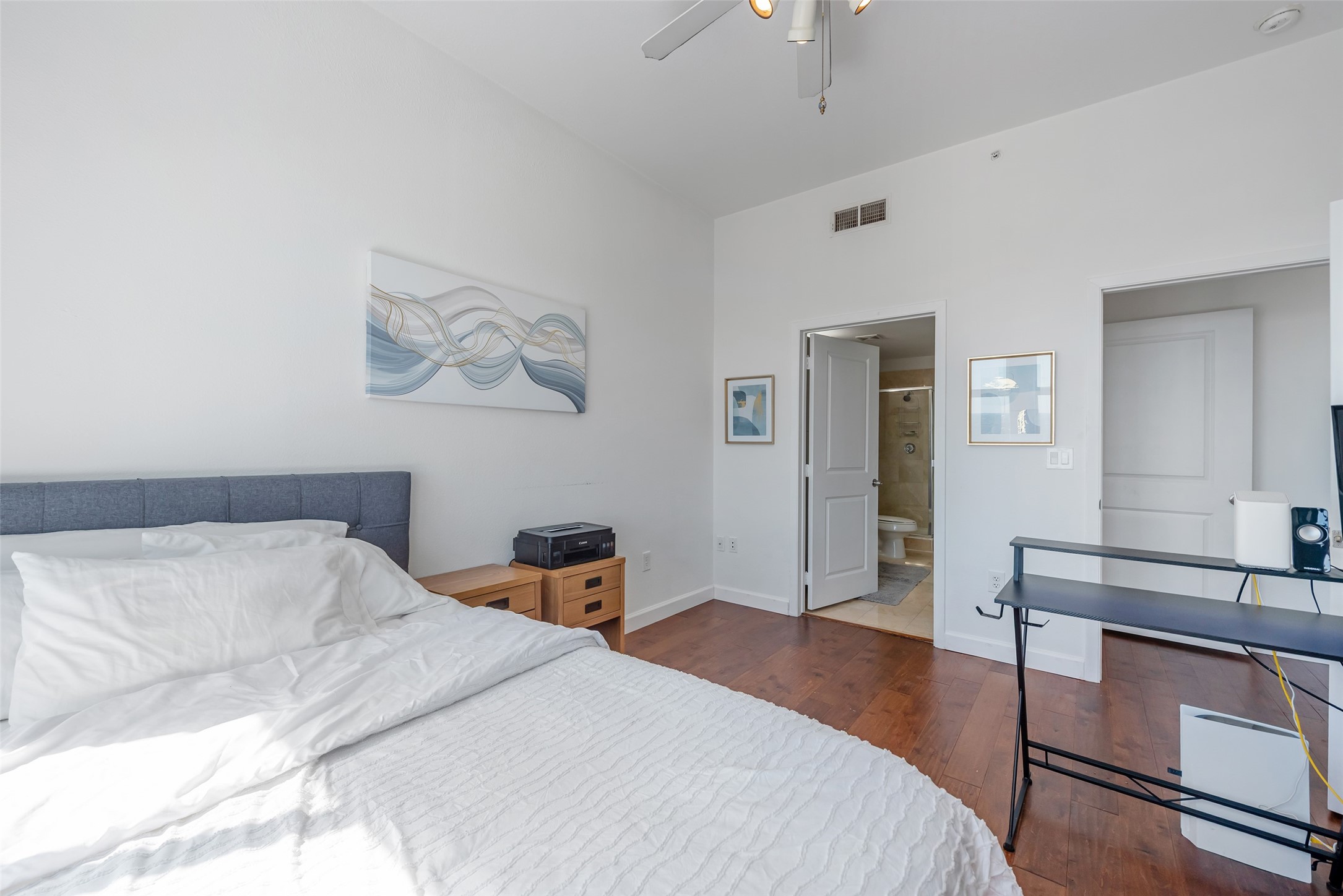 3505 Sage Road, Unit 2210 Houston, TX 77056 - Photo 22 of 40 The secondary bath serves as an ensuite and also offers convenient access from the living area, combining privacy with practicality.