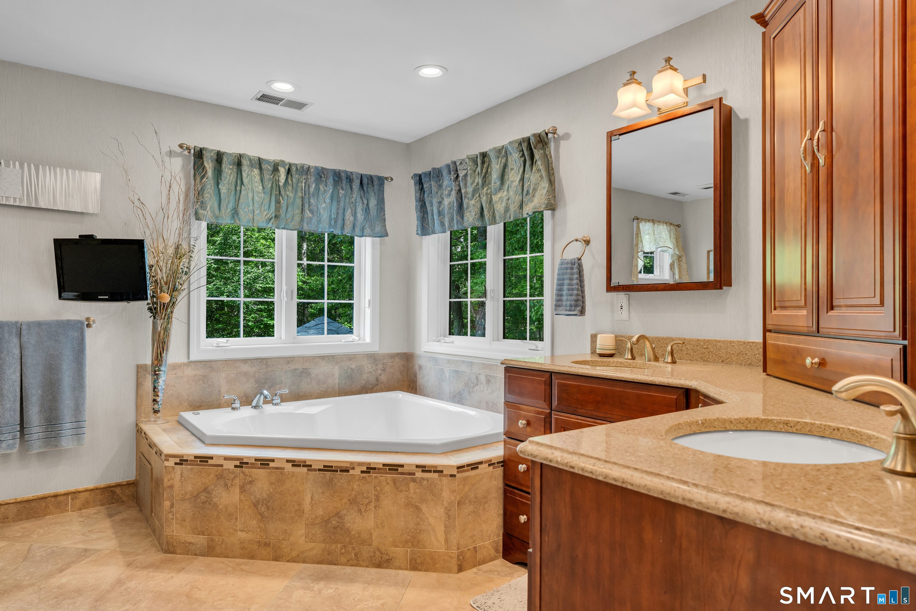 11 Timber Lane Guilford, CT 06437 - Photo 22 of 39 Jacuzzi, shower, double sinks