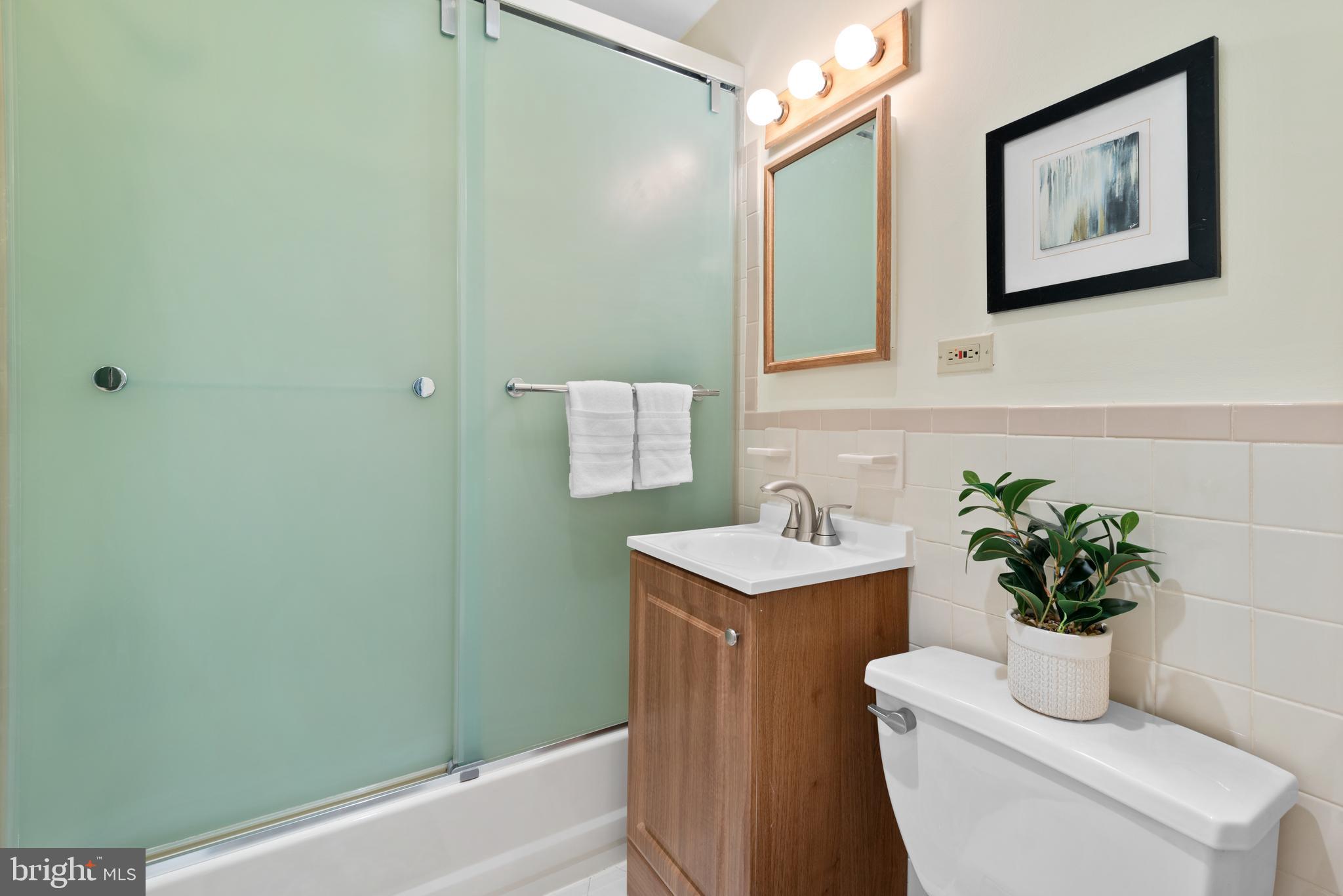 4570 MacArthur Boulevard Northwest, Unit 105 Washington, DC 20007 - Photo 17 of 20 Bathroom
