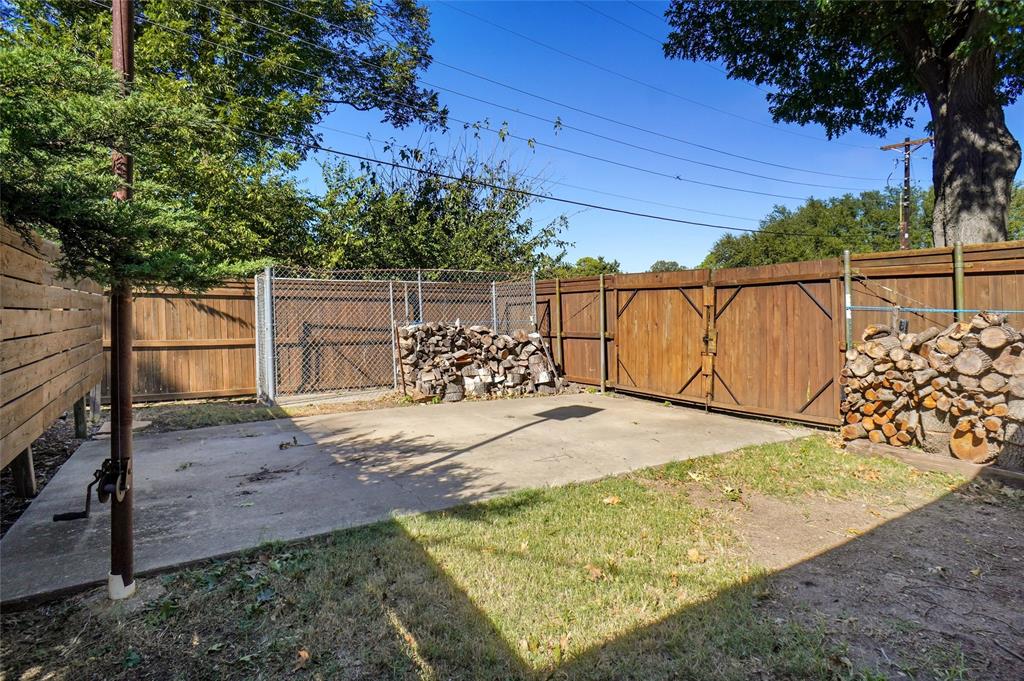 2109 Malone Street Denton, TX 76201 - Photo 31 of 36 a view of a backyard