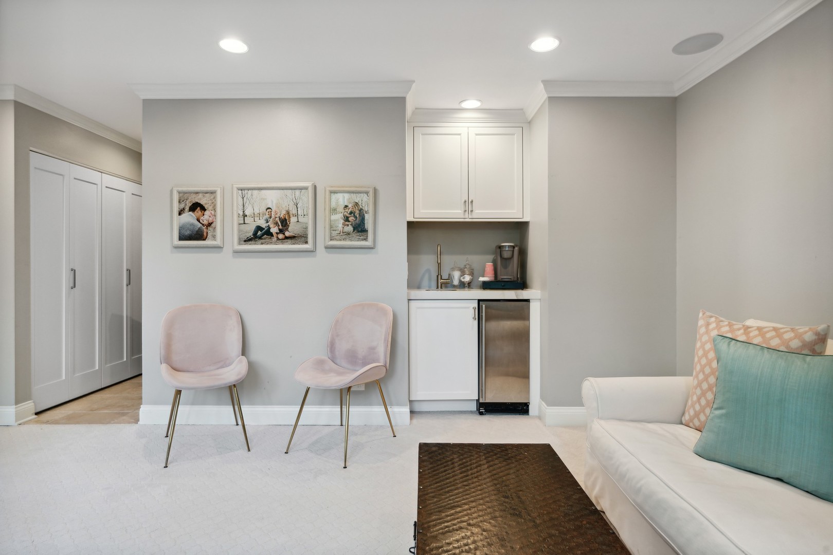 641 West Willow Street, Unit 105 Chicago, IL 60614 - Photo 17 of 37 a living room with furniture and a rug