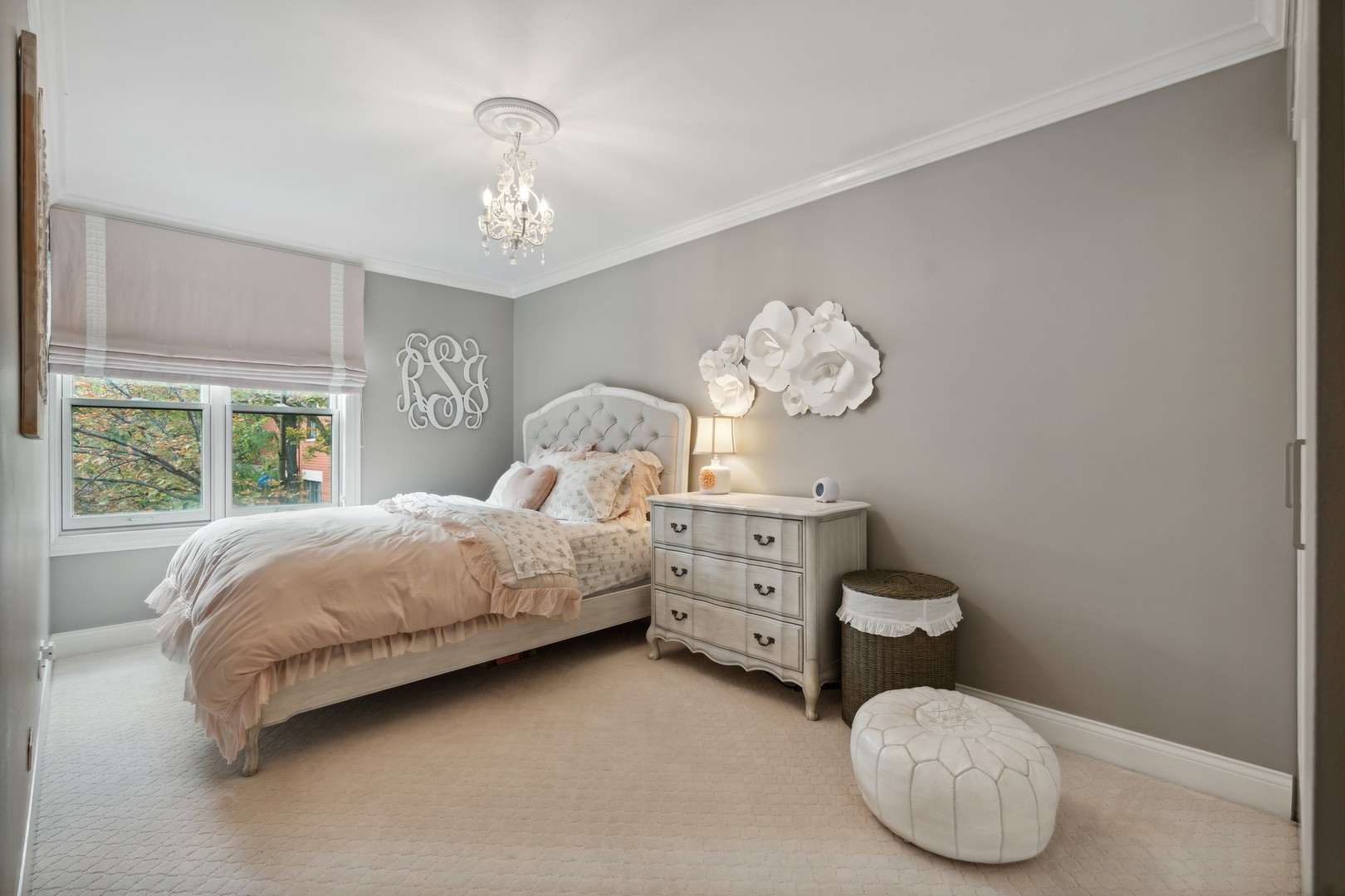 641 West Willow Street, Unit 105 Chicago, IL 60614 - Photo 23 of 37 a bedroom with bed and a window