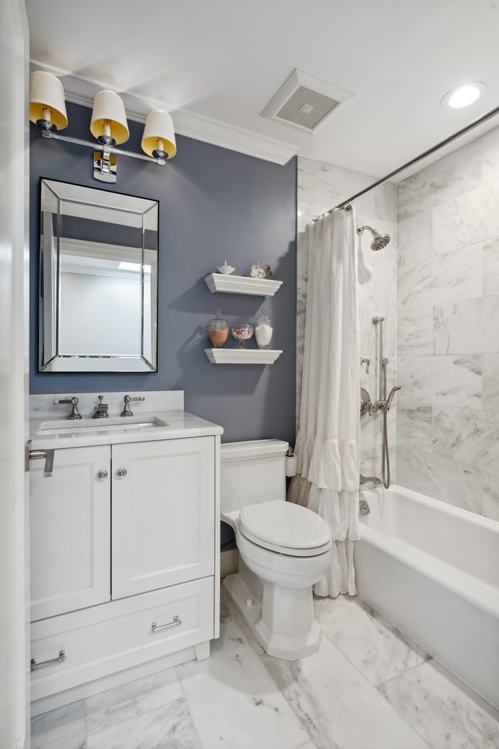 641 West Willow Street, Unit 105 Chicago, IL 60614 - Photo 27 of 37 a bathroom with a sink toilet and shower