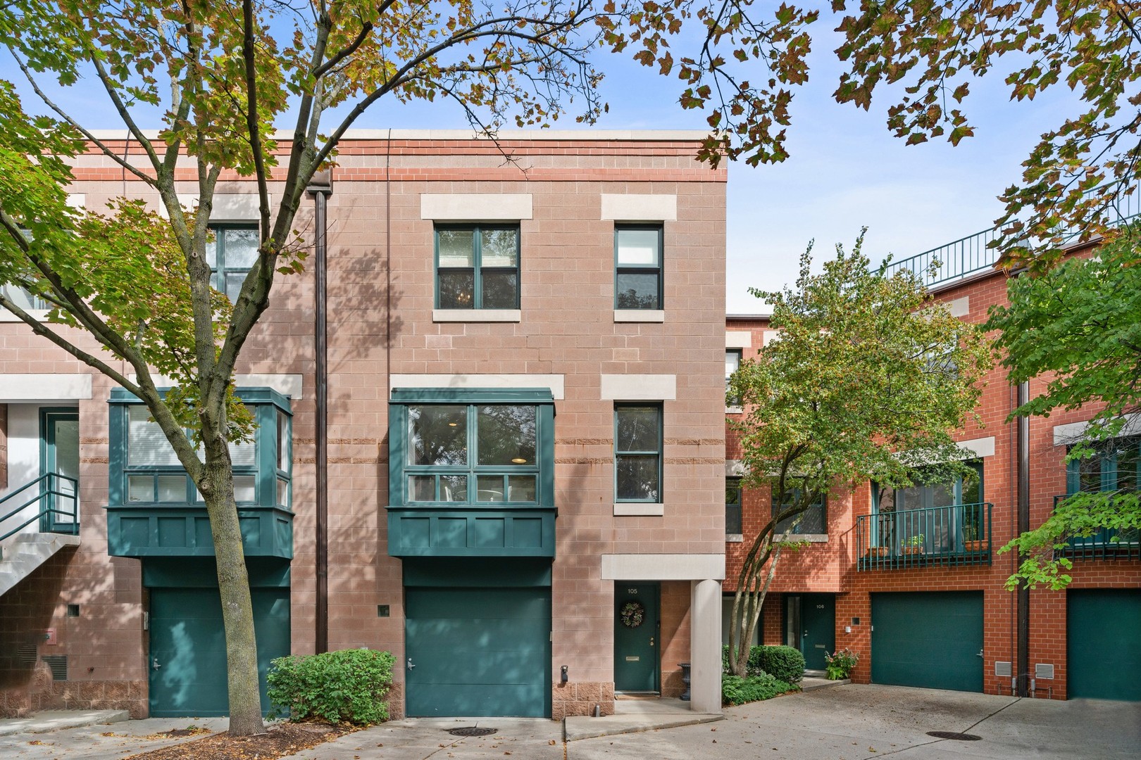 641 West Willow Street, Unit 105 Chicago, IL 60614 - Photo 32 of 37 a front view of a house with a tree