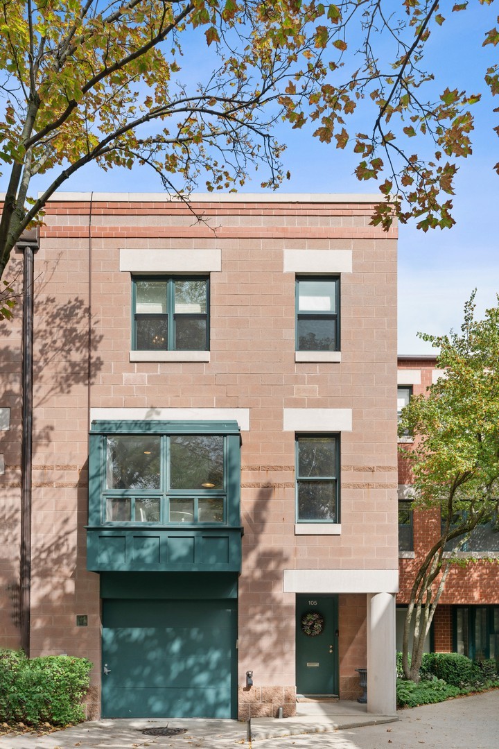641 West Willow Street, Unit 105 Chicago, IL 60614 - Photo 33 of 37 front view of a house