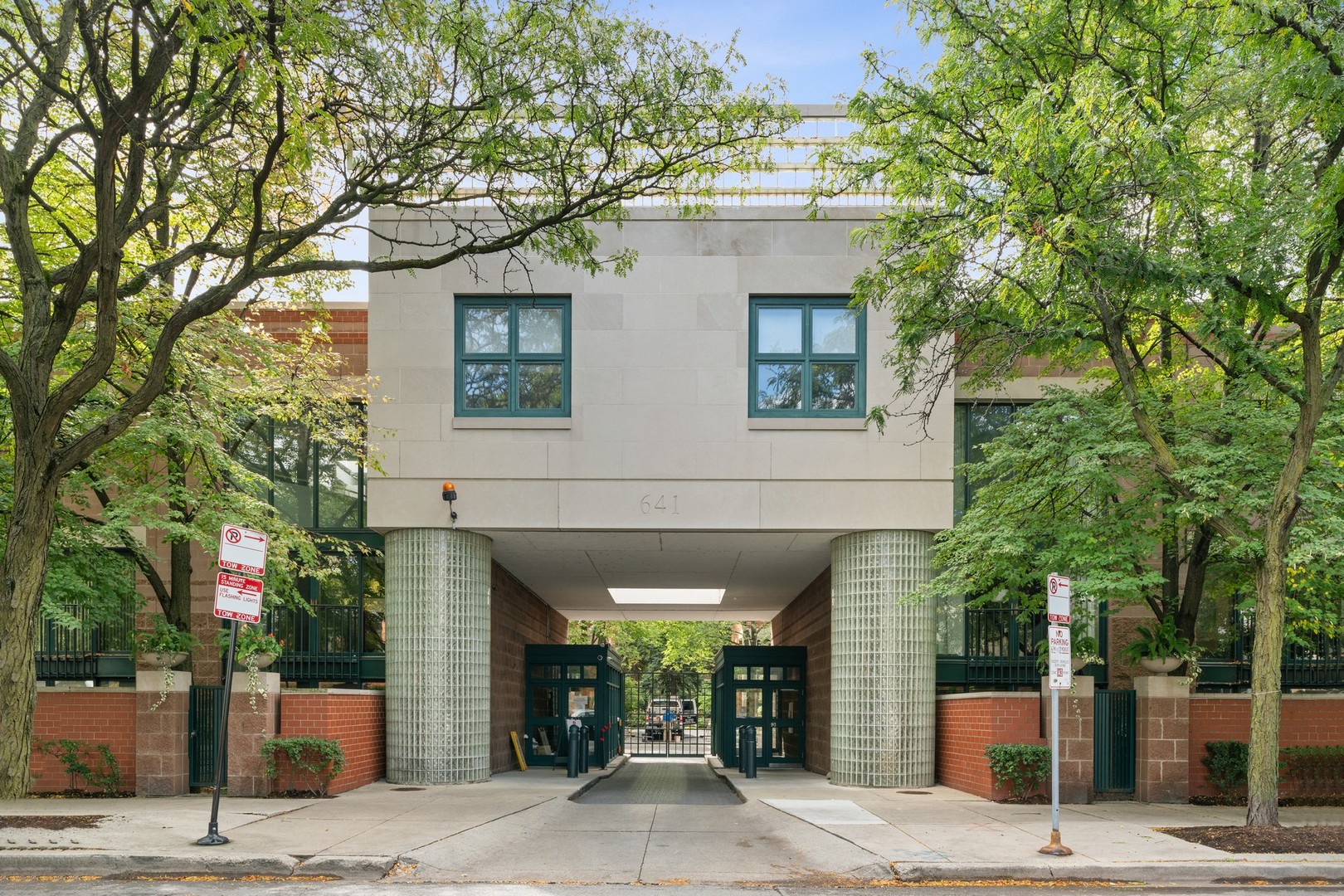 641 West Willow Street, Unit 105 Chicago, IL 60614 - Photo 34 of 37 a view of a building with tree s