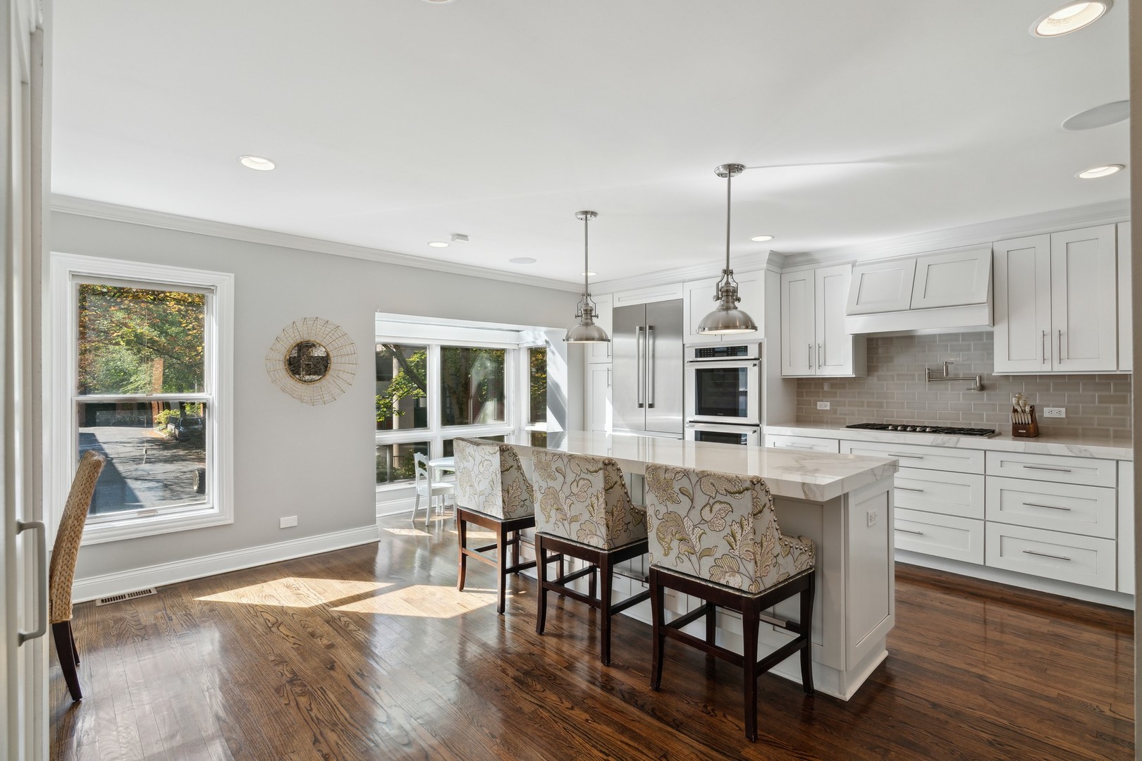 641 West Willow Street, Unit 105 Chicago, IL 60614 - Photo 9 of 37 a dinning area with a table and chairs in it