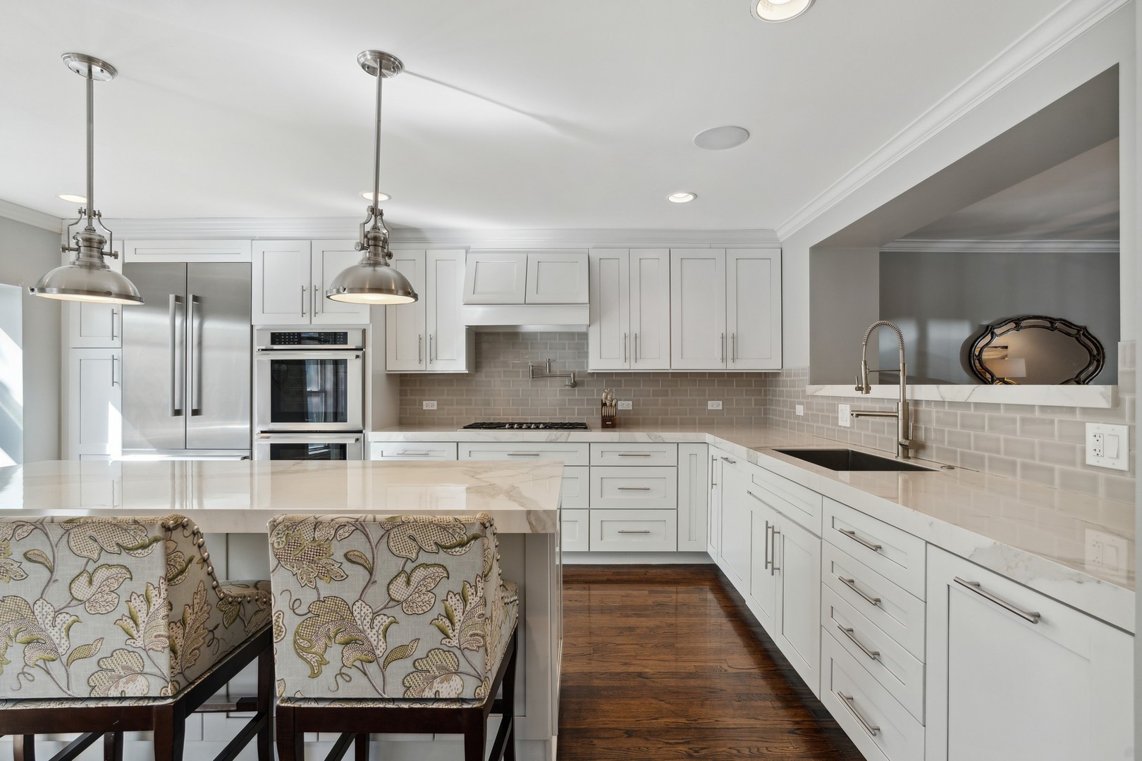 641 West Willow Street, Unit 105 Chicago, IL 60614 - Photo 10 of 37 a large kitchen with stainless steel appliances kitchen island granite countertop a table chairs in it and a granite counter tops
