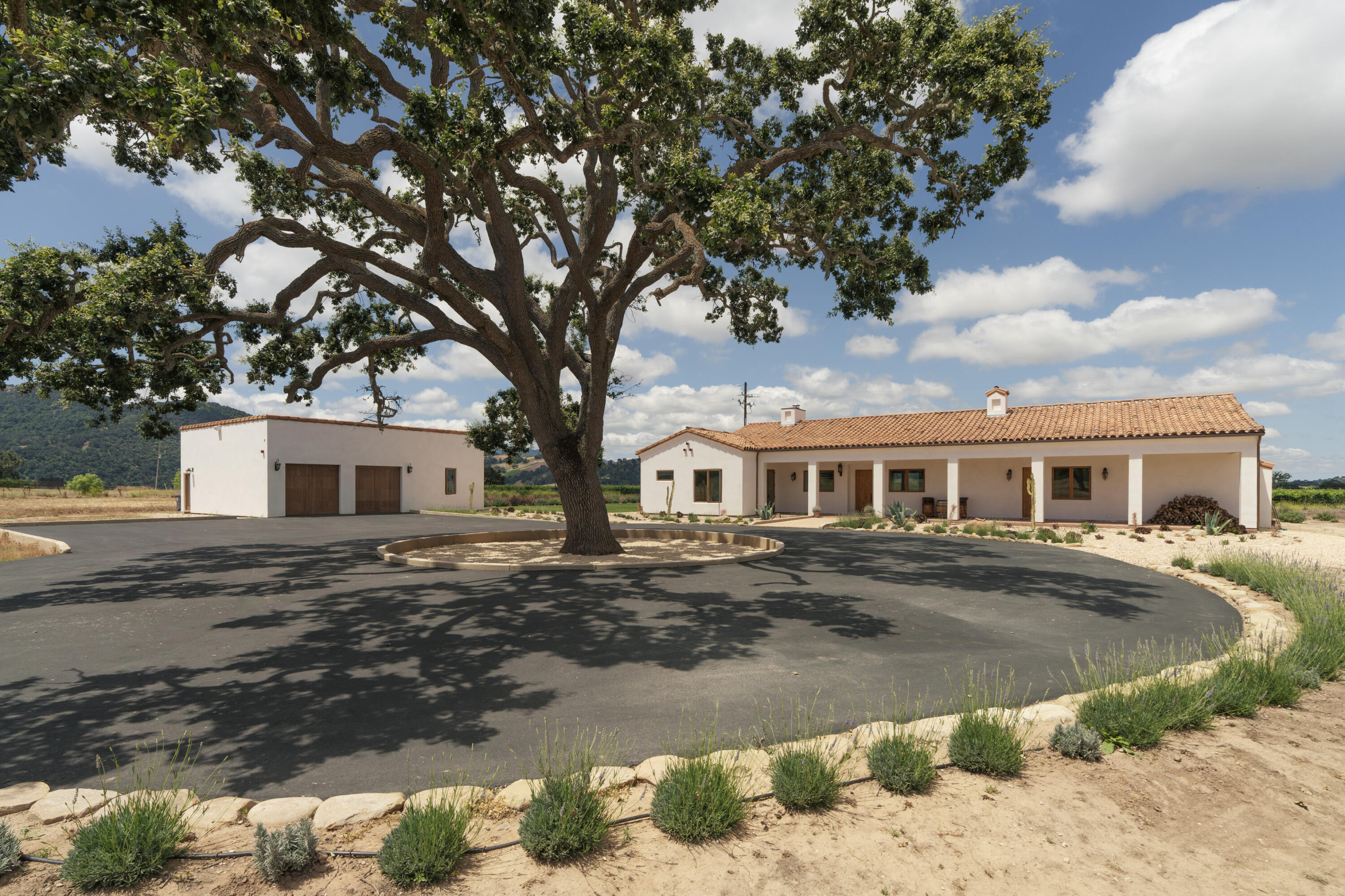 175 White Oak Road Santa Ynez, CA 93460 - Photo 6 of 44 Driveway