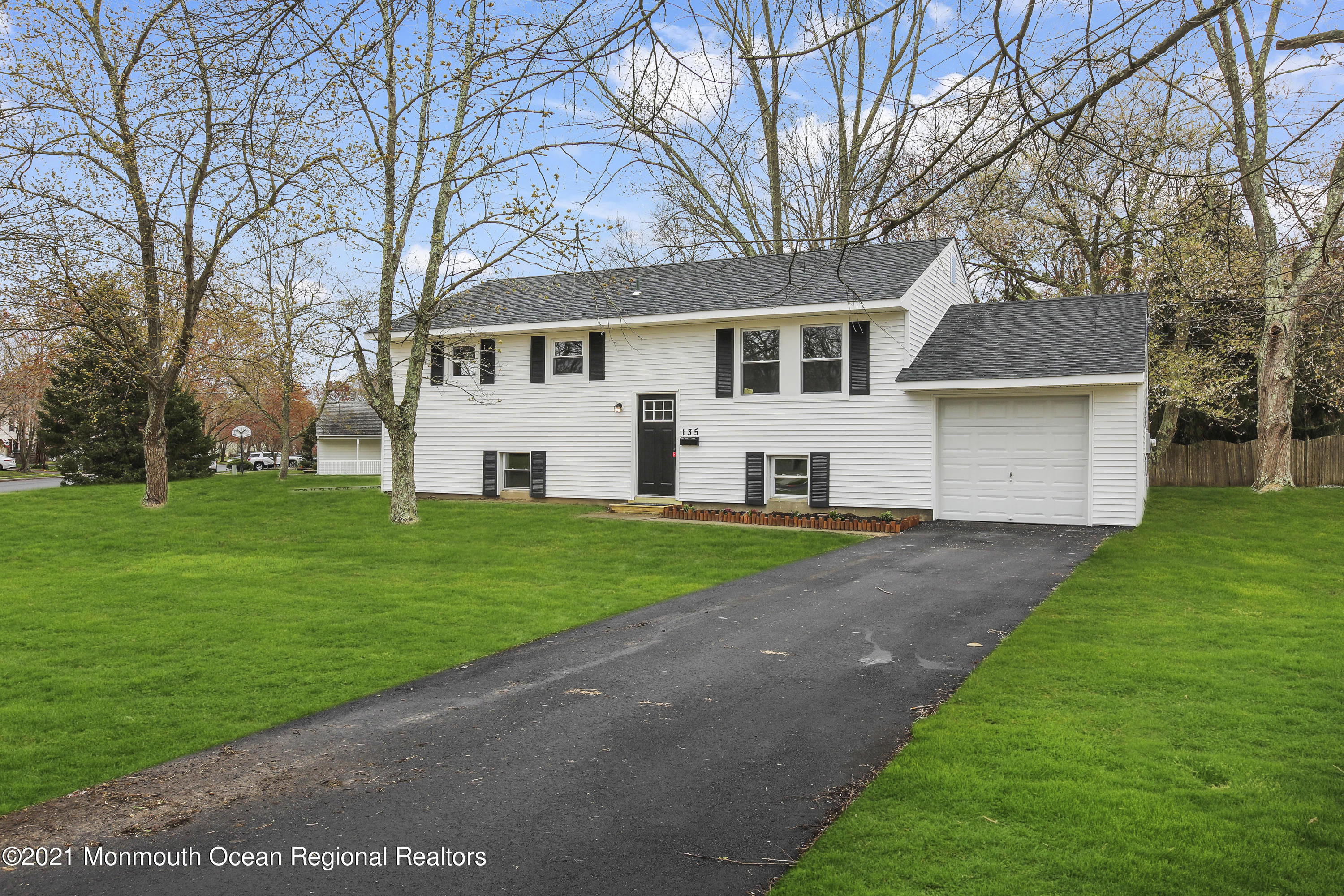 135 Darien Road Howell, NJ 07731 - Photo 2 of 29 5W5A9813