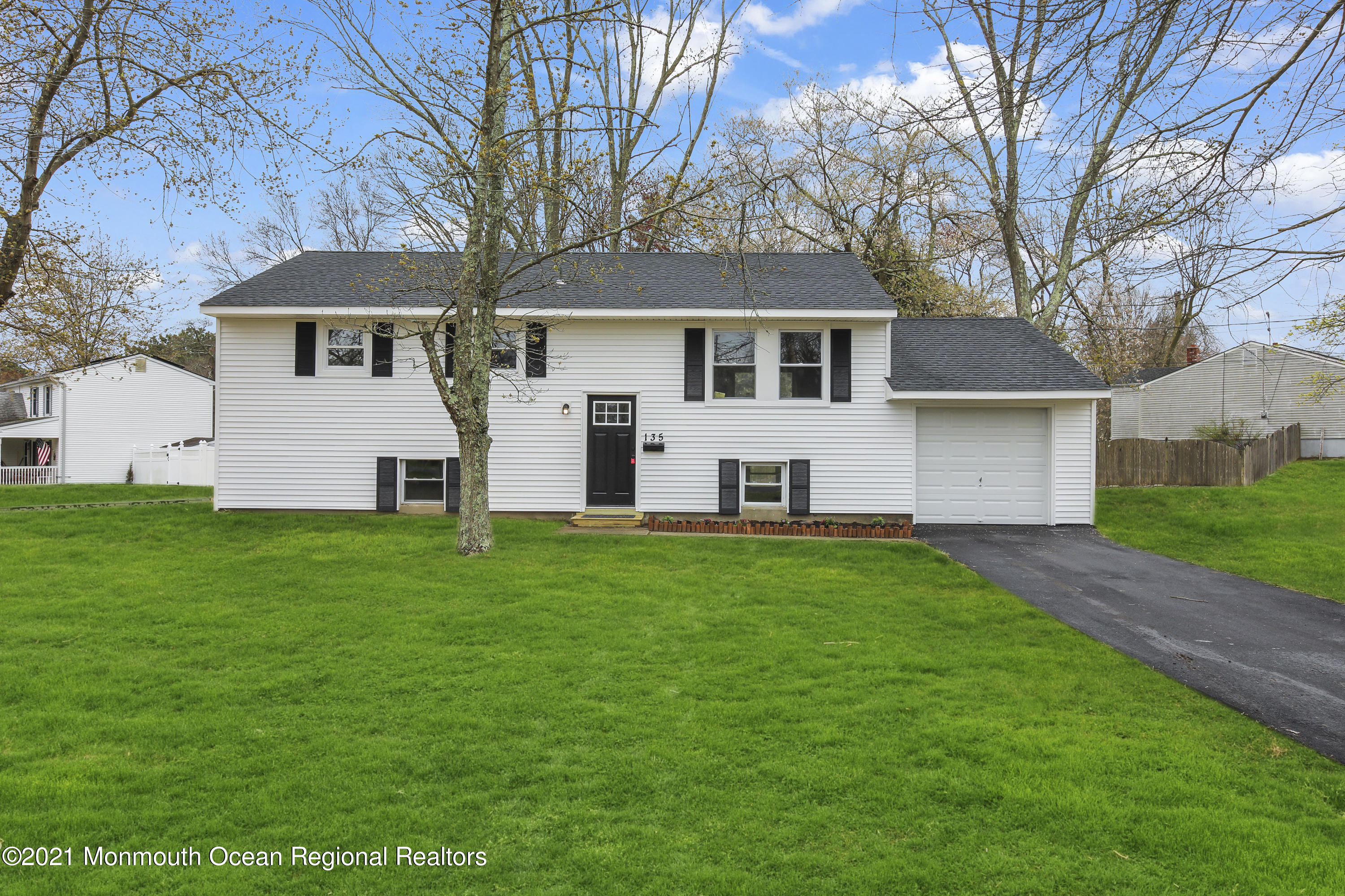 135 Darien Road Howell, NJ 07731 - Photo 3 of 29 5W5A9818