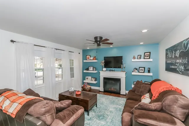 $364,900 | 520 North Lyle Avenue, Elgin, IL 60123