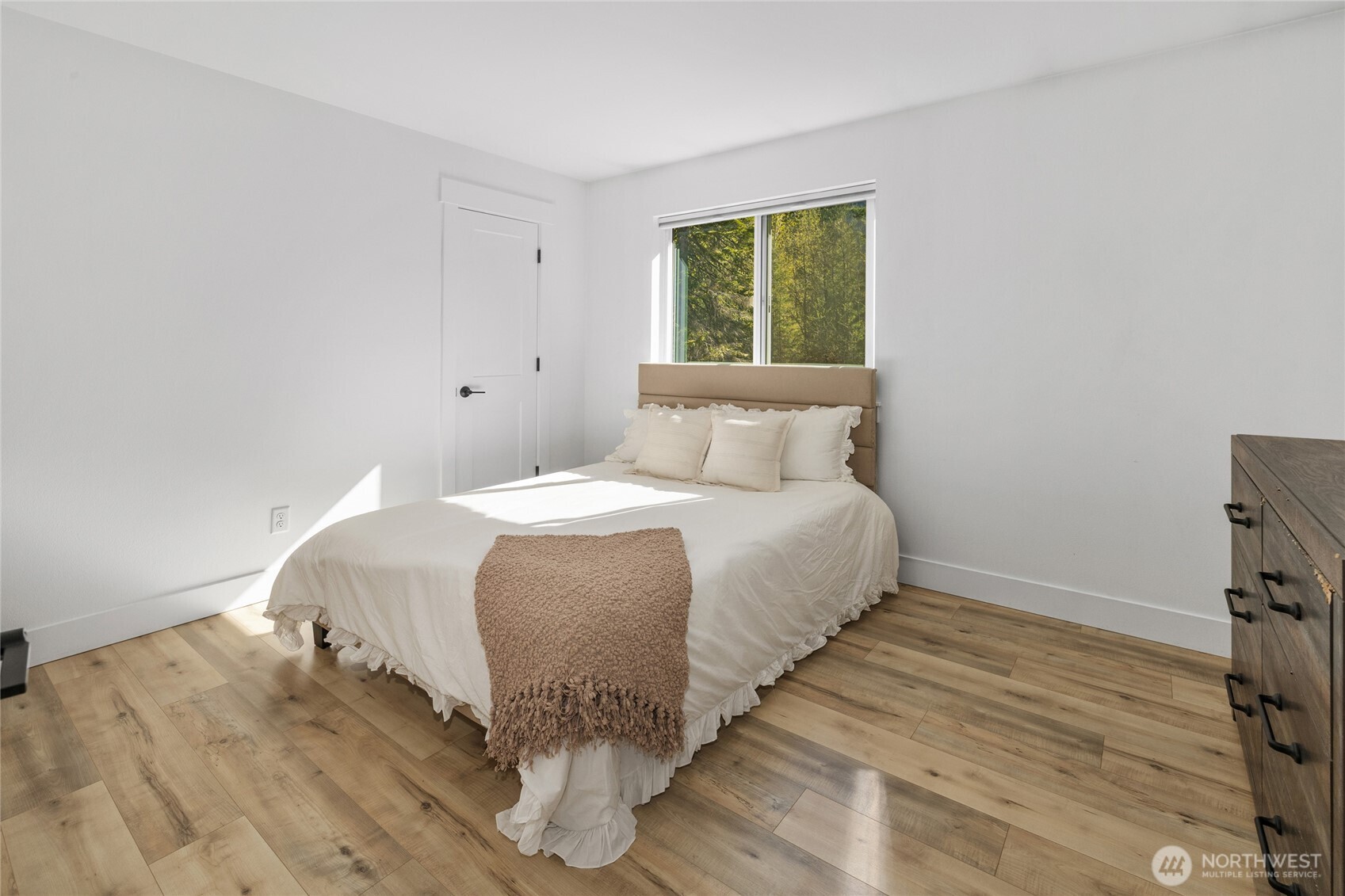 630 Silver Creek Road Easton, WA 98925 - Photo 25 of 40 a bedroom with a bed and a window